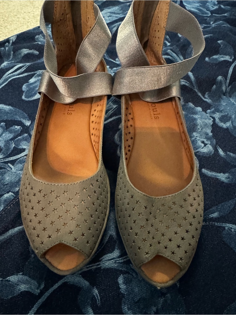 Gentle Souls by Kenneth Cole Women’s Gray Peep-Toe Ankle Ballet Flats